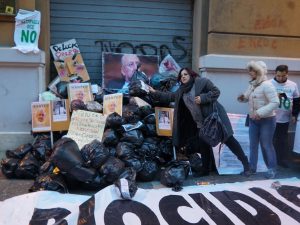 L’epilogo della manifestazione: i sacchetti simbolicamente depositati sotto la Regione Campania