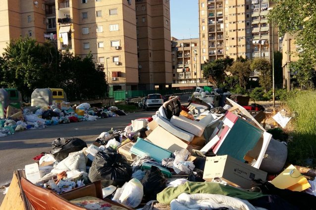 Emergenza rifiuti nella zona Nord di Napoli