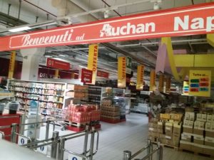 L’ipermercato Auchan chiuso (foto Fanpage.it)