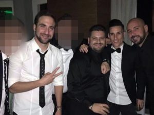 Uno dei fratelli Esposito con i calciatori del Napoli Pepe Reina, Jose Callejon e Gonzalo Higuain