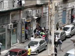 Un frame del video della rissa al Vasto