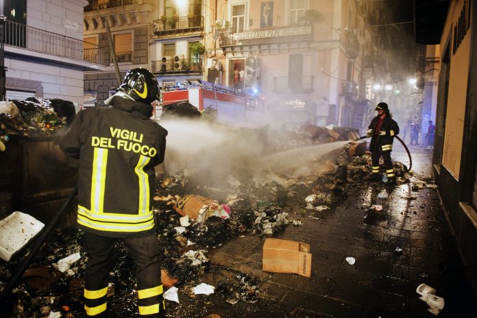 Un incendio di rifiuti spento dai pompieri, foto d’archivio