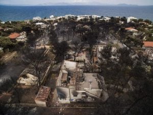 Il villaggio di Mati distrutto dalle fiamme