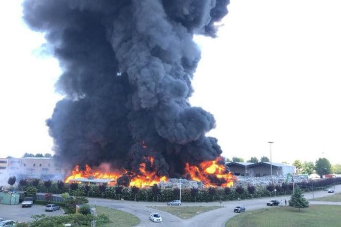 L’incendio di Caivano (Foto Giorgio Amico, coordinamento comitati Fuochi)