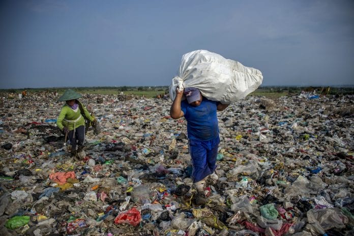 Una enorme discarica di rifiuti asiatica
