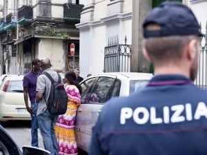 Un’immagine del Rione Vasto, a ridosso della Stazione Centrale, presidiato dalla Polizia.