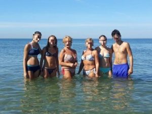Mancano le aule, professori e alunni al mare