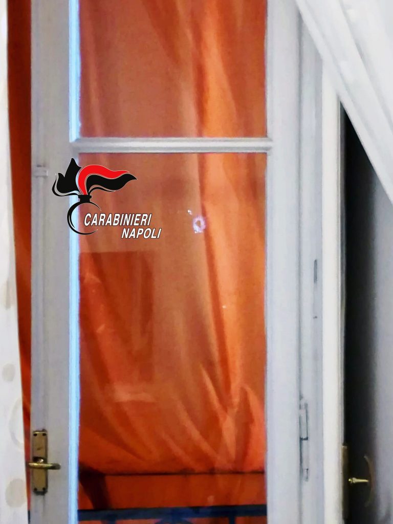 I fori dei proiettili nella finestra,
