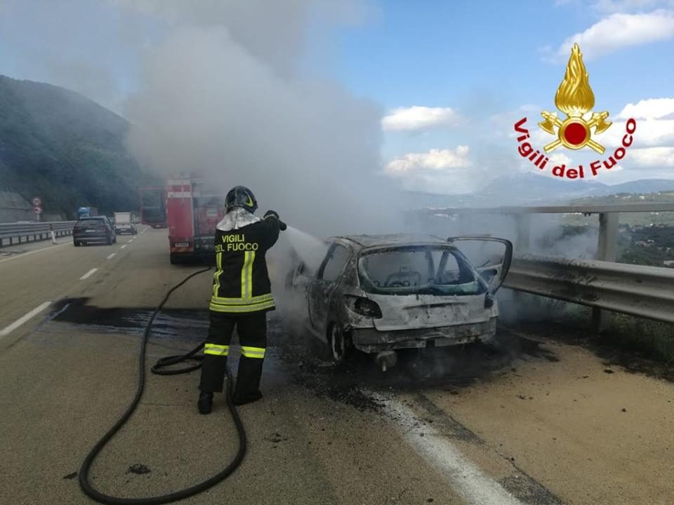 Auto in fiamme sulla Tangenziale di Napoli: paura e traffico in tilt ...