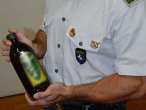 Una delle bottiglie d’olio extra–vergine adulterato sequestrate a Sarno dalla Guardia di Finanza.