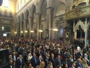 La folla nel Duomo di Napoli durante il Miracolo di San Gennaro