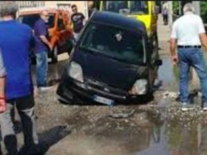 La voragine apertasi ieri in via Sant’Eustachio a Maddaloni (Caserta)