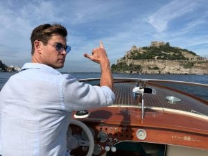 Chris Hemsworth al largo di Ischia.