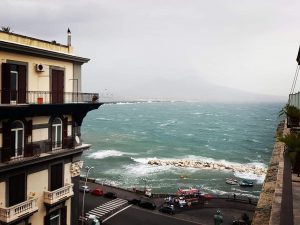 Il mare agitato nel Golfo di Napoli questa mattina, lunedì 29 ottobre.