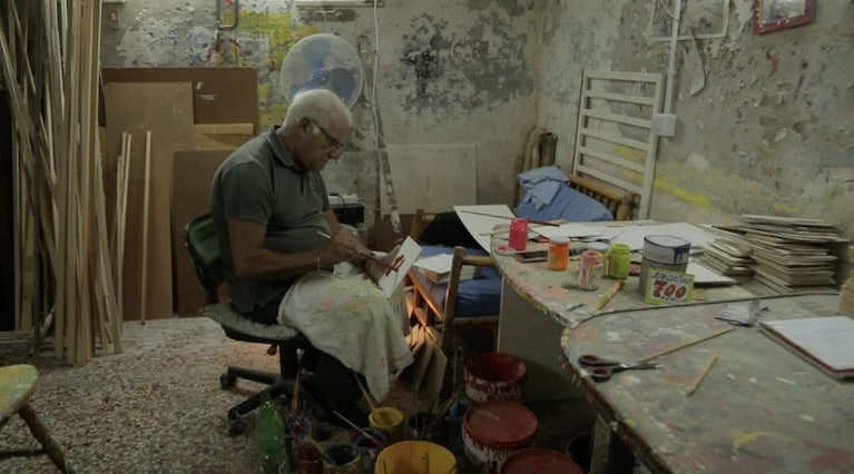 Pasquale De Stefano, l'ultimo "numeraro" di Napoli, nella sua bottega di Vico Finale, nel quartiere San Lorenzo di Napoli, a due passi da Via Foria.