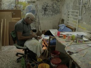 Pasquale De Stefano, l’ultimo "numeraro" di Napoli, nella sua bottega di Vico Finale, nel quartiere San Lorenzo di Napoli, a due passi da Via Foria.