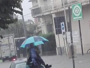Un uomo intrappolato sopra la sua auto (Foto Facebook/Sei di Giugliano se…)