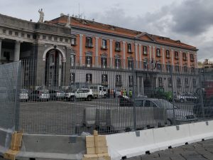 L’area del cantiere in piazza Plebiscito con auto in sosta