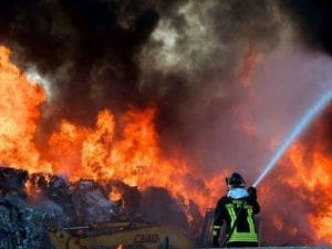 L’incendio di rifiuti a Santa Maria Capua Vetere (Caserta)
