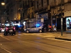 Uno dei posti di blocco che questa notte sono stati istituiti nel quartiere Vasto di Napoli.