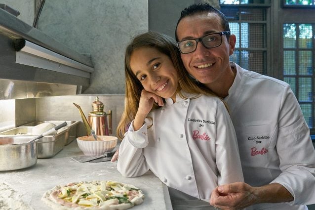 Gino Sorbillo e la figlia Ludovica con la pizza ispirata a Barbie