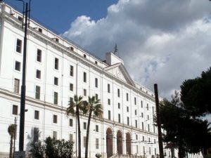 La facciata del Real Albergo dei Poveri