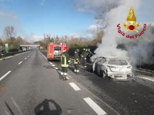 I Vigili del Fuoco impegnati a spegnere le fiamme di una delle vetture incendiate dai malviventi.