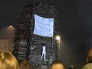 Uno dei manichini dei pentiti bruciati a Castellammare di Stabia durante il falò dell’Immacolata.
