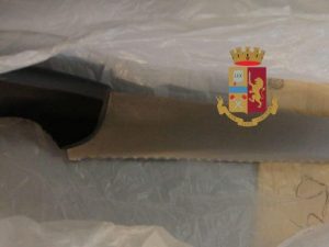 Il coltello utilizzato durante l’aggressione e sequestrato dai poliziotti.