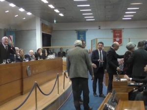 Un momento della lite tra Vincenzo De Luca e Gennaro Saiello.