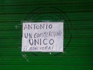 Uno dei cartelli di cordoglio per la morte di don Antonio