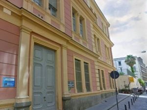 Il plesso scolastico De Amicis di Napoli