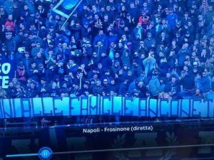 Lo striscione apparso all’inizio di Napoli–Frosinone sugli spalti del San Paolo.