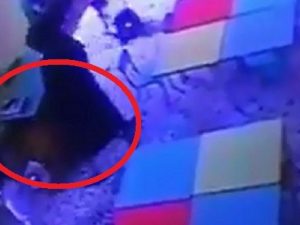 Una suora picchia un suo piccolo alunno in un’aula di un asilo di San Marcellino