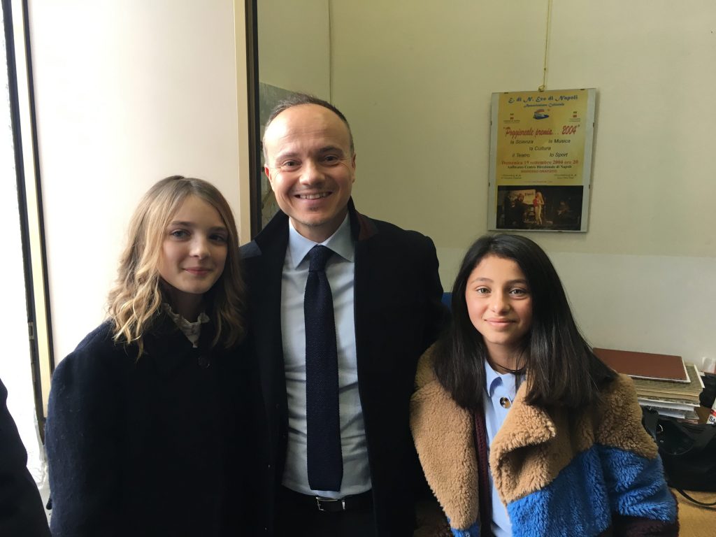 Giampiero Perrella, Presidente della IV Municipalità di Napoli (San Lorenzo, Vicaria, Poggioreale, Zona Industriale) al centro, con Elisa del Genio (a sinistra) e Ludovica Nasti (a destra), protagoniste della serie tv "L’Amica Geniale", adattamento televisivo dell’omonimo romanzo di Elena Ferrante.
