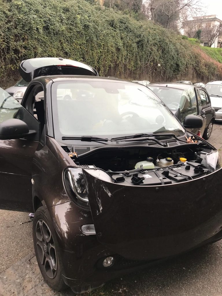 L’automobile di Angelo Pisani vandalizzata.