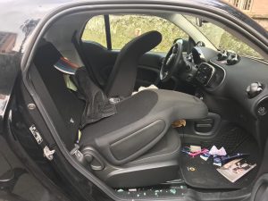 L’automobile di Angelo Pisani vandalizzata.