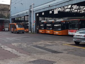 Gli autobus dell’Azienda Napoletana Mobilità fermi questa mattina.
