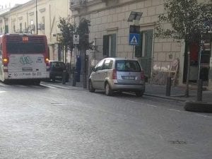 L’autobus coinvolto nell’incidente questa mattina a Portici (Napoli)