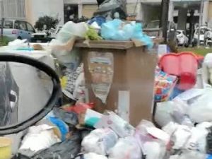 I cumuli di immondizia in via Ghisleri, a Secondigliano, oggi 9 gennaio 2019.