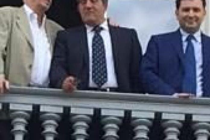 A sinistra Vincenzo Nespoli accanto al Sindaco Claudio Grillo sul balcone del Comune di Afragola