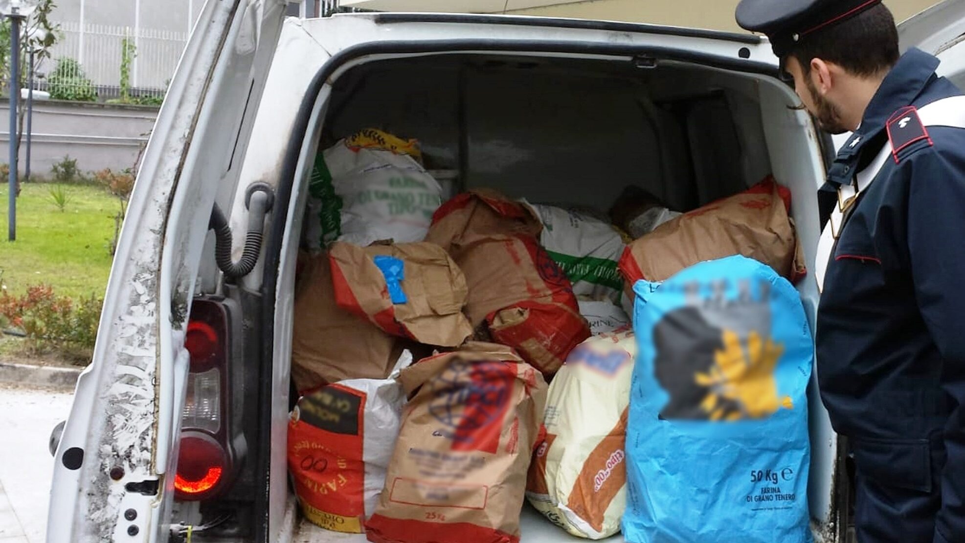 I duecento chili di pane sequestrati dai Carabinieri.