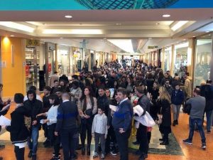 I provini per L’Amica Geniale (Foto: Facebook/Parco Commerciale Auchan Giugliano)