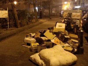 Materassi sversati in strada nella centralissima piazza Bellini