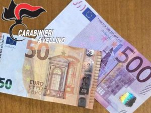Le due banconote false recuperate dai carabinieri.