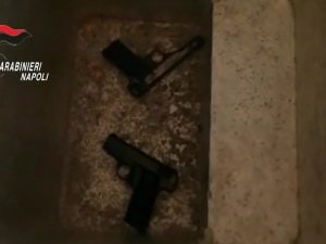 Le due pistole ritrovate accanto alla postazione di videosorveglianza allestita in un terrazzo del Rione Pontecitra di Marigliano.