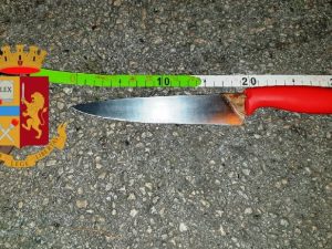 Il coltello recuperato dalla Polizia intervenuta per salvare la donna.