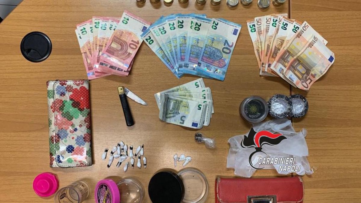 Droga, materiale di vario tipo e contanti recuperati dai carabinieri nel Rione Traiano.