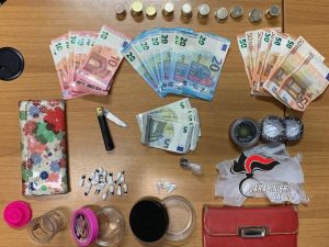 Droga, materiale di vario tipo e contanti recuperati dai carabinieri nel Rione Traiano.