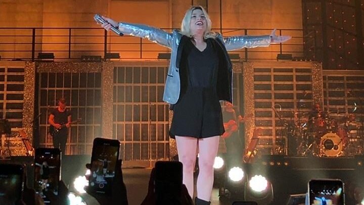 Emma Marrone al Palasele di Eboli durante il concerto. [Foto / Facebook @Emma Marrone]